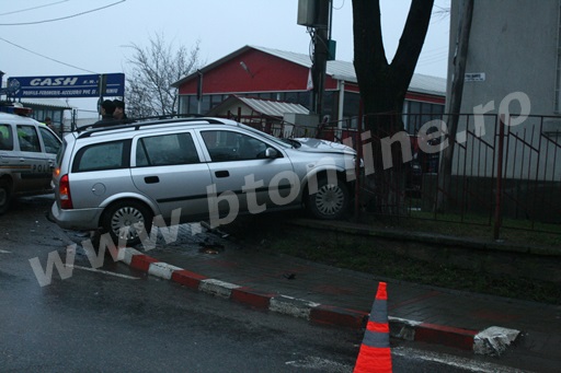 Accident Pe Strada Petru Rare Nu A Acordat Prioritate I A Ajuns Cu Ma Ina N Gardul Colii Nr